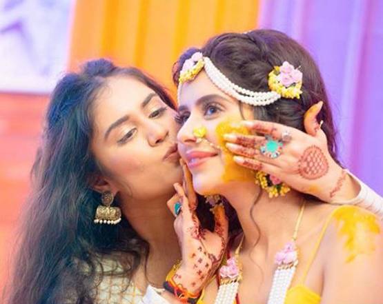 हल्दी सेरेमनी में गॉर्जियस दिखीं चारु असोपा, देखें UNSEEN तस्वीरें