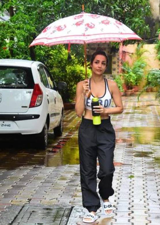 बारिश में योग क्लास के लिए निकलीं मलाइका, नो मेकअप लुक वायरल