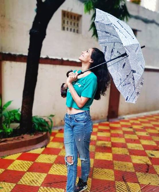 CID की इंस्पेक्टर का ग्लैमरस अवतार, व्हाइट बिकिनी में शेयर की फोटो