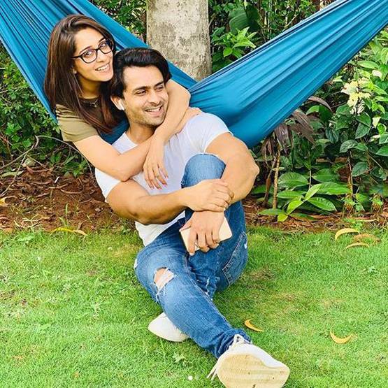 Viral Photos: टिप टिप बरसा पानी, छाता लेकर मस्ती करने निकलीं दीपिका कक्कड़