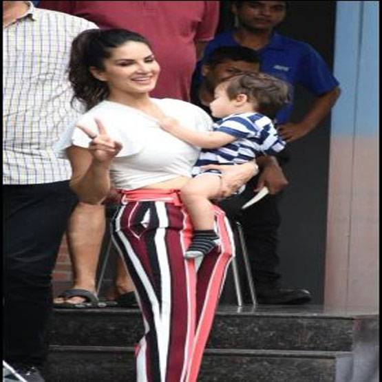 सनी लियोनी का दिखा फैशनेबल अंदाज, स्टाइलिश मॉम क्राप पैंट पहनें आईं नजर