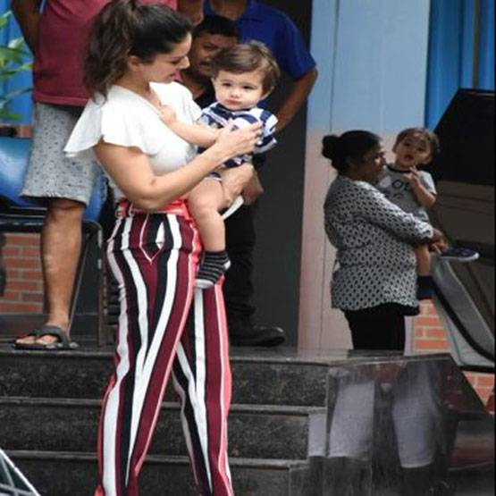 सनी लियोनी का दिखा फैशनेबल अंदाज, स्टाइलिश मॉम क्राप पैंट पहनें आईं नजर