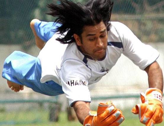 क्रिकेट ही नहीं फैशन में भी धुरंधर हैं धोनी, देखिए माही के 5 फेमस हेयरकट