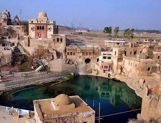 पाकिस्तान में है चमत्कारी शिव मंदिर, सती की मृत्यु के बाद यहां आकर रोए थे शिवजी
