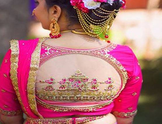 शादी में दिखना चाहती हैं सबसे अलग, तो ट्राई करें ये खूबसूरत डोली ब्लाउज