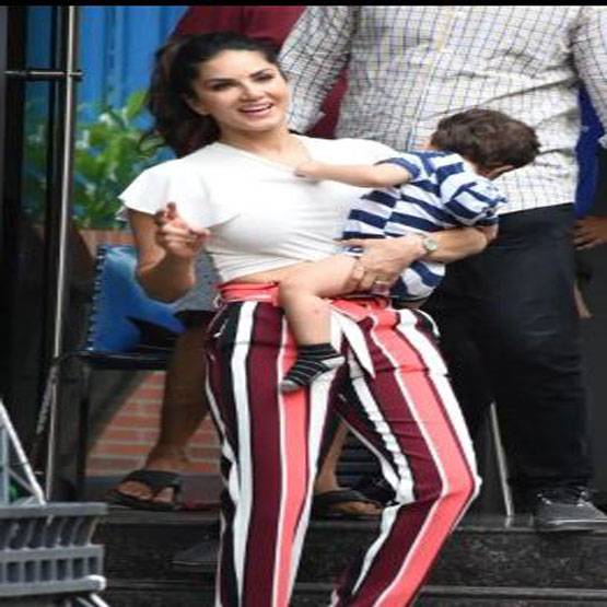 सनी लियोनी का दिखा फैशनेबल अंदाज, स्टाइलिश मॉम क्राप पैंट पहनें आईं नजर