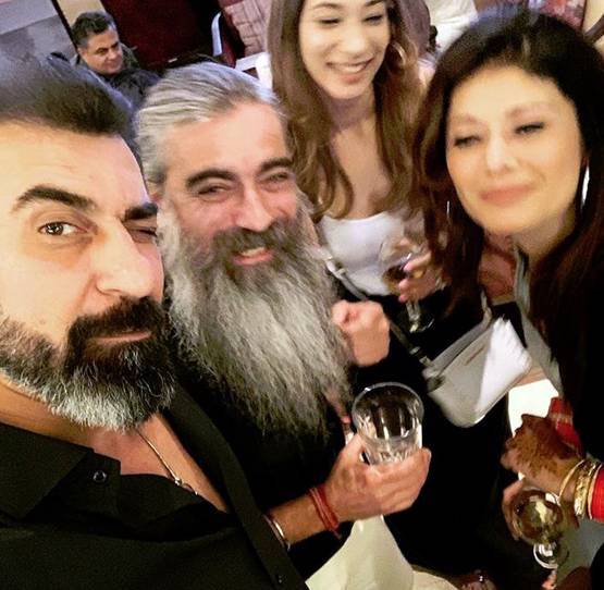 गुपचुप शादी के बाद हाथों में चूड़ा, मेहंदी लगाए दिखीं पूजा बत्रा, Photos