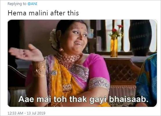 हेमा मालिनी ने संसद परिसर में लगाई झाड़ू, लोगों ने ऐसे उड़ाया मजाक