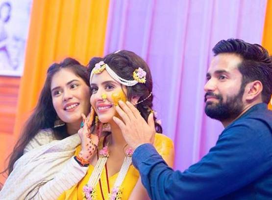 हल्दी सेरेमनी में गॉर्जियस दिखीं चारु असोपा, देखें UNSEEN तस्वीरें