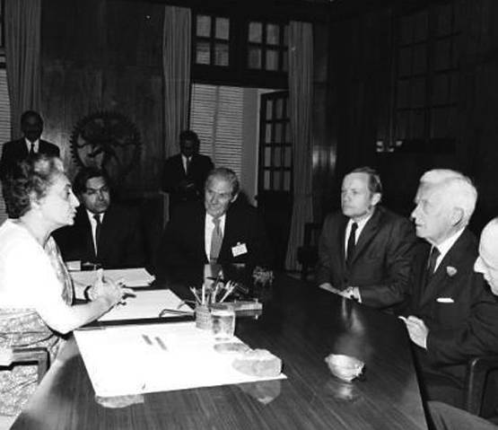 चांद से लौटते ही नील आर्मस्ट्रांग ने मांगी थी इंदिरा गांधी से माफी, ये थी वजह