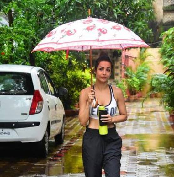 बारिश में योग क्लास के लिए निकलीं मलाइका, नो मेकअप लुक वायरल