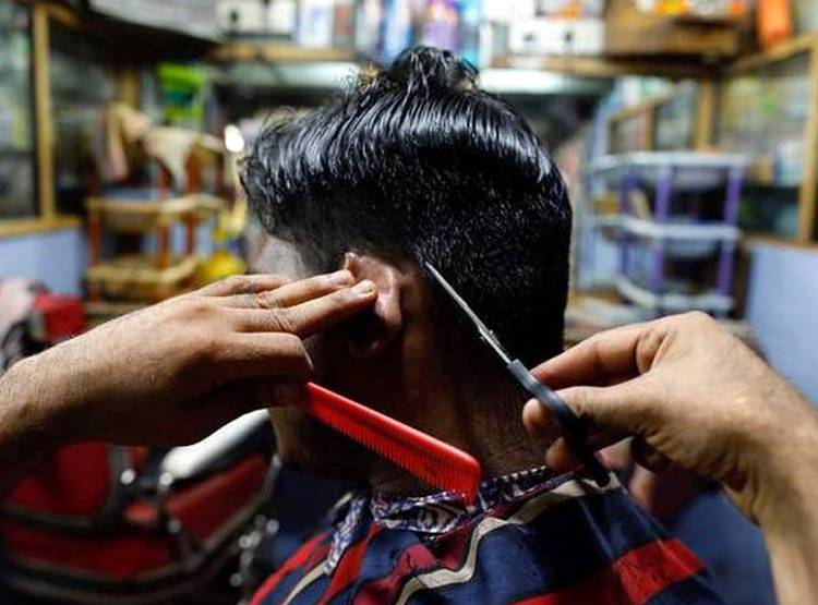 नाई ने जानबूझकर काट डाली 'अभिनंदन कट' मूंछें, थाने में दर्ज हुई FIR