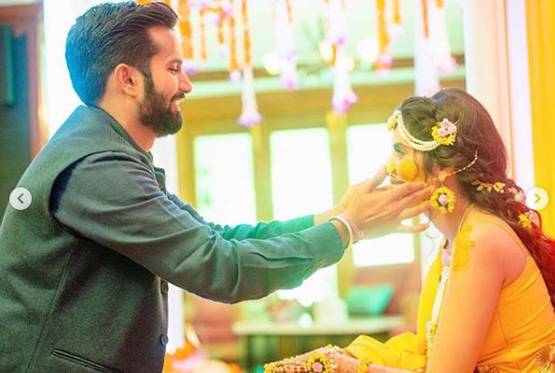 हल्दी सेरेमनी में गॉर्जियस दिखीं चारु असोपा, देखें UNSEEN तस्वीरें