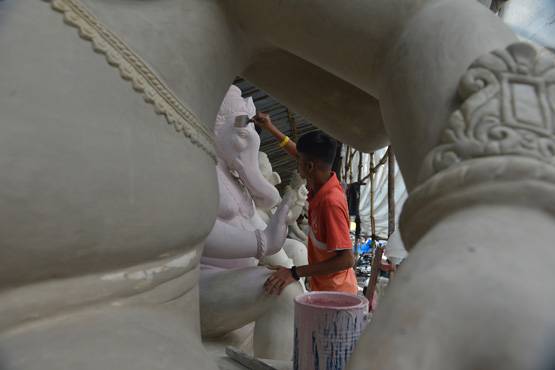 गणेश चतुर्थी: मूर्तियां बनाने के लिए दिन-रात मेहनत कर रहे मूर्तिकार