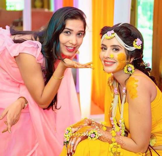 हल्दी सेरेमनी में गॉर्जियस दिखीं चारु असोपा, देखें UNSEEN तस्वीरें