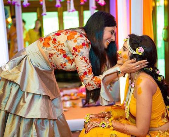 हल्दी सेरेमनी में गॉर्जियस दिखीं चारु असोपा, देखें UNSEEN तस्वीरें