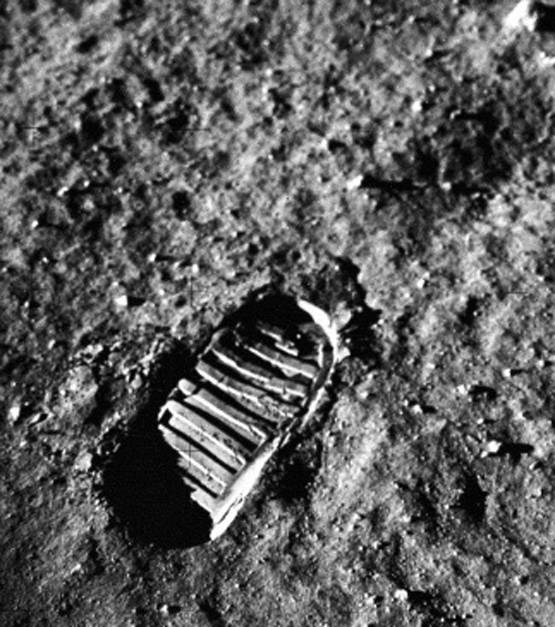 चांद से लौटते ही नील आर्मस्ट्रांग ने मांगी थी इंदिरा गांधी से माफी, ये थी वजह