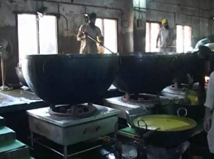 ये है देश की सबसे बड़ी रसोई, दो लाख लोग छकते हैं लंगर