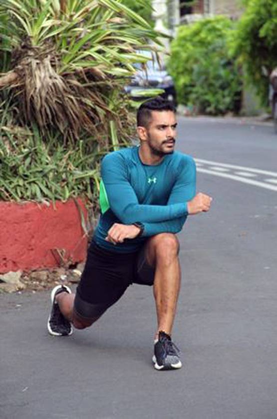 जिम नहीं, सड़क पर ट्रैफिक के बीच वर्कआउट करता दिखा ये एक्टर