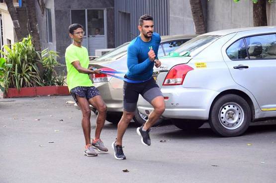 जिम नहीं, सड़क पर ट्रैफिक के बीच वर्कआउट करता दिखा ये एक्टर