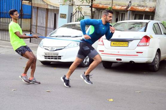 जिम नहीं, सड़क पर ट्रैफिक के बीच वर्कआउट करता दिखा ये एक्टर