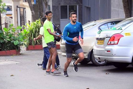 जिम नहीं, सड़क पर ट्रैफिक के बीच वर्कआउट करता दिखा ये एक्टर