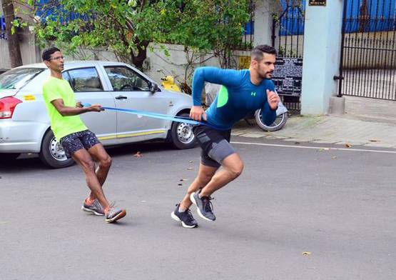 जिम नहीं, सड़क पर ट्रैफिक के बीच वर्कआउट करता दिखा ये एक्टर