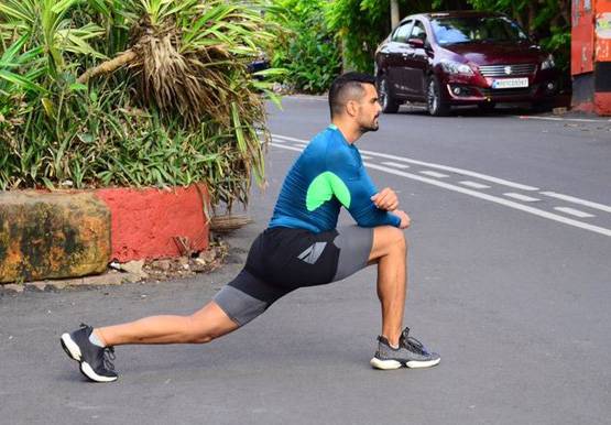 जिम नहीं, सड़क पर ट्रैफिक के बीच वर्कआउट करता दिखा ये एक्टर