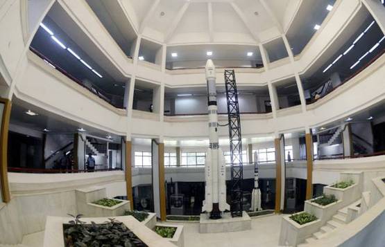 ISRO के 15 केंद्रों पर 16,000 वैज्ञानिक काम करते हैं, तब पूरा होता है एक मिशन