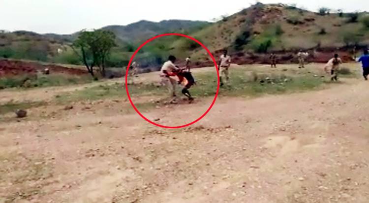 आग लगाकर लगाई दौड़, खुद को बचाने के लिए भागे पुल‍िसकर्मी