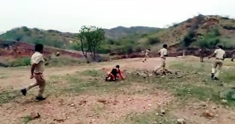 आग लगाकर लगाई दौड़, खुद को बचाने के लिए भागे पुल‍िसकर्मी