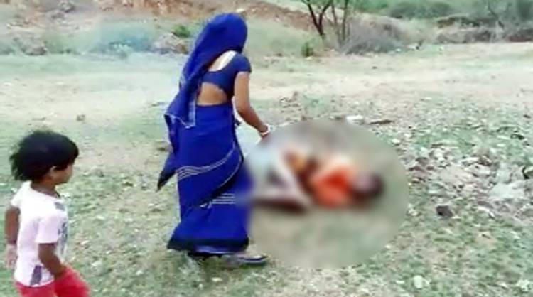 आग लगाकर लगाई दौड़, खुद को बचाने के लिए भागे पुल‍िसकर्मी