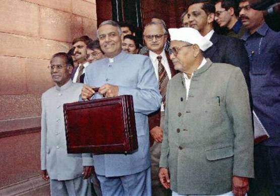 बजट ब्रीफकेस लाने की दिलचस्प कहानी, ऐसे शुरू हुई थी परंपरा