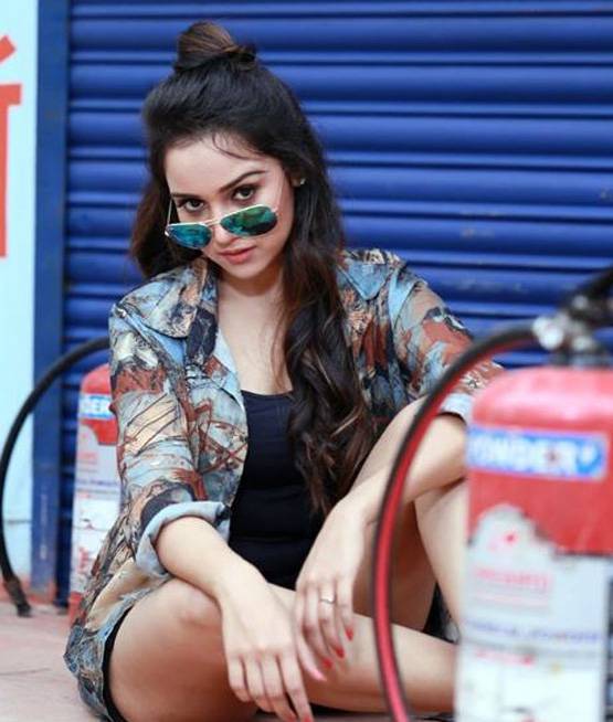 र‍ियल लाइफ में ग्लैमरस हैं ये उन दिनों की बात है की सीधी-सादी नैना, PHOTOS