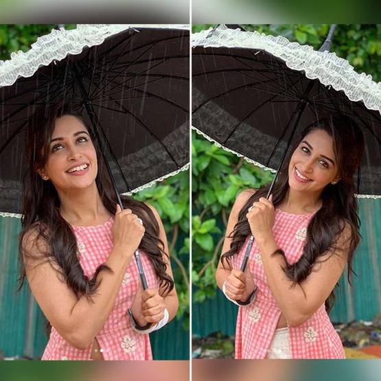Viral Photos: टिप टिप बरसा पानी, छाता लेकर मस्ती करने निकलीं दीपिका कक्कड़