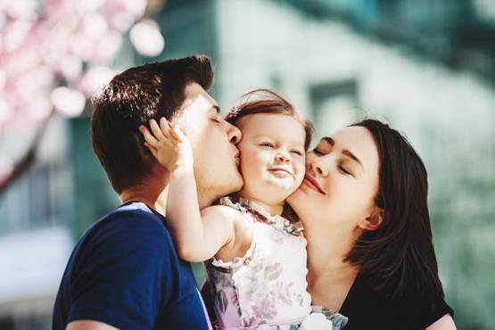 बच्चा पैदा होने के बाद खत्म हो गया रोमांस? लाइफ में ऐसे भरें प्यार के रंग