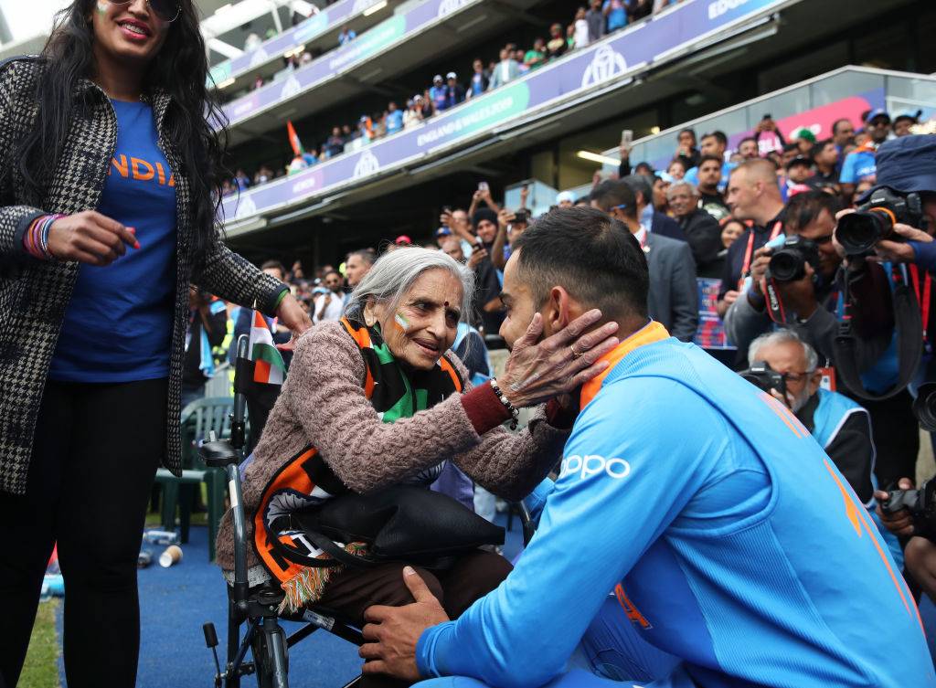 ...जब 87 साल की 'मां' ने चूम कर कोहली को दिया जीत का आशीर्वाद