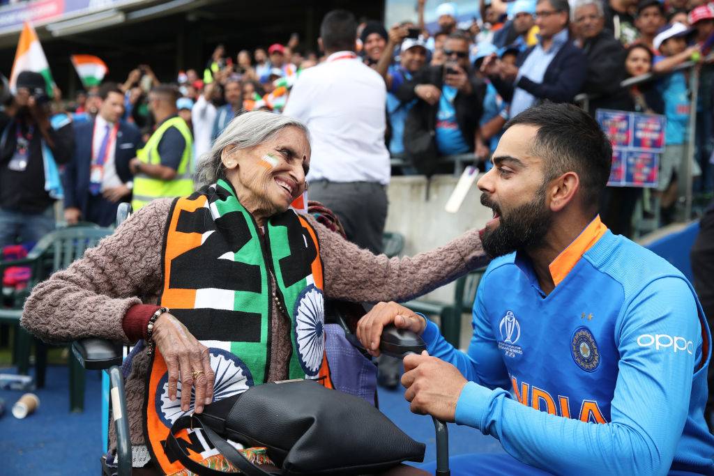 ...जब 87 साल की 'मां' ने चूम कर कोहली को दिया जीत का आशीर्वाद