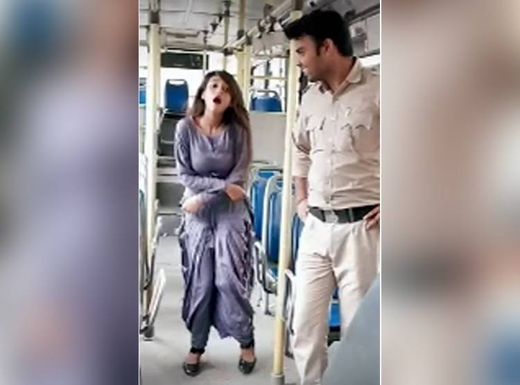 बस में ही हॉट डांस करने लगी लड़की, वीड‍ियो वायरल हुआ तो मचा बवाल