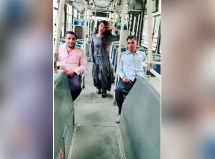 बस में ही हॉट डांस करने लगी लड़की, वीड‍ियो वायरल हुआ तो मचा बवाल