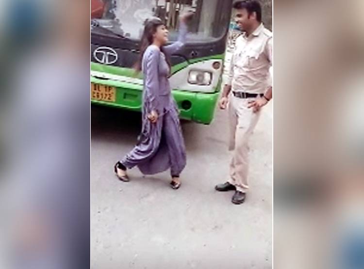 बस में ही हॉट डांस करने लगी लड़की, वीड‍ियो वायरल हुआ तो मचा बवाल