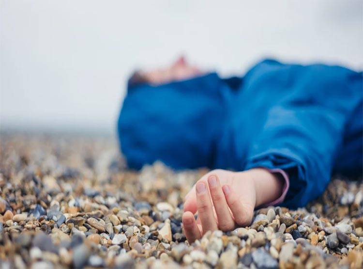 जिसे घर वाले मरा समझकर दफना आए वो मृत्युभोज में जिंदा लौटा