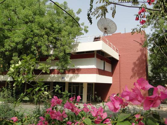 ISRO के 15 केंद्रों पर 16,000 वैज्ञानिक काम करते हैं, तब पूरा होता है एक मिशन