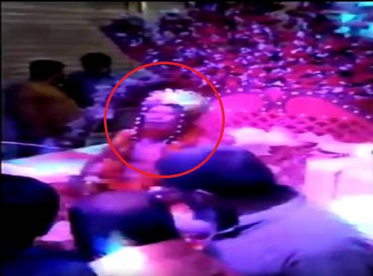 ये है पाकिस्तान की 'राधे मां', दुल्हन के जोड़े में बैठकर देता है ज्ञान