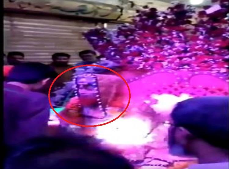 ये है पाकिस्तान की 'राधे मां', दुल्हन के जोड़े में बैठकर देता है ज्ञान