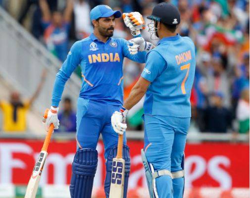 धोनी को इतना मायूस कभी नहीं देखा, ठिठके कदम, झुक गया सिर