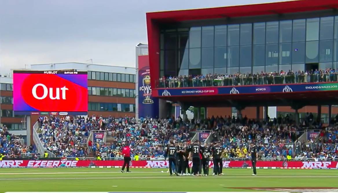 धोनी को इतना मायूस कभी नहीं देखा, ठिठके कदम, झुक गया सिर