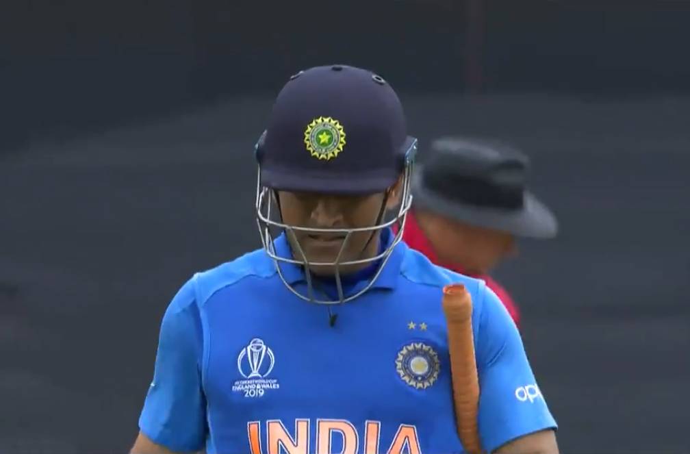 धोनी को इतना मायूस कभी नहीं देखा, ठिठके कदम, झुक गया सिर