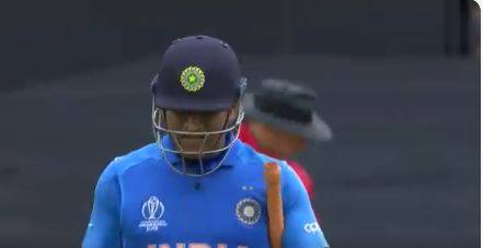 धोनी को इतना मायूस कभी नहीं देखा, ठिठके कदम, झुक गया सिर