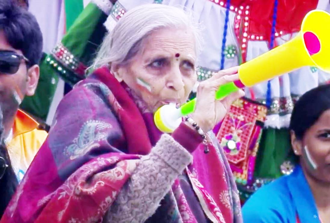 भारत की ताबड़तोड़ बैटिंग पर झूम उठीं 87 साल की फैन, ऐसे किया सपोर्ट